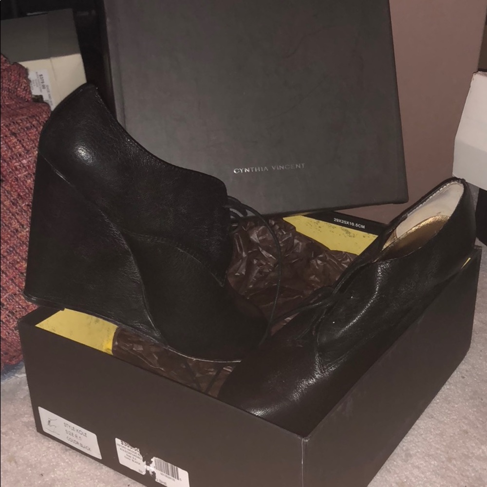 Authentic italian cynthia vincent wedges